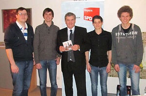 V. l. n. r.: Lukas Schablitzki, Andreas Mehltretter, SPD-MdB Ewald Schurer, Alex Huber, Victor Weizenegger