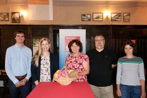 Konsumverhaltens-Expertin Christina Neubig (2.v.l.) und SPD-Landtagsabgeordneten Ruth Müller (Mitte) im Furtner