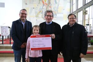 Spendenübergabe mit dem Kirchenvertreter rechts Oliver Jürgenhake, stv. Vorstand SPD und Gemeinderat Stefan Kronner