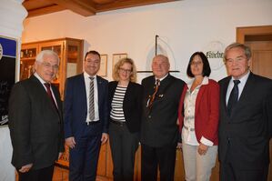 Der geehrte im Kreis der Gratulanten. Foto: S. Brosch