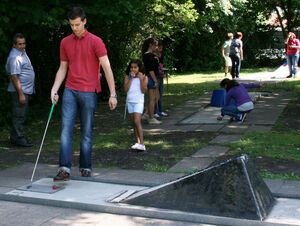 Groß und Klein machten mit beim Minigolf und arbeiteten sich durch alle 18 Bahnen.