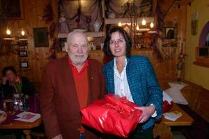 Vorsitzende Beate Frommhold-Buhl überreicht die Geschenke für Walter Zill