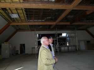 Hermann Maurer (rechts) führte die SPD Delegation um Konrad Friedrich (links) und Stefan Kronner durch den Gemeindesaal