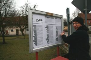 Vorstandsmitglied H. Schumacher bestückt den Schaukasten der SPD mit dem Straßennamen-PIN