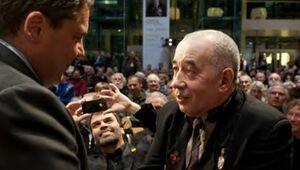 Sigmar Gabriel begrüßt einen der Helden von Tschernobyl, Leonid Korzh